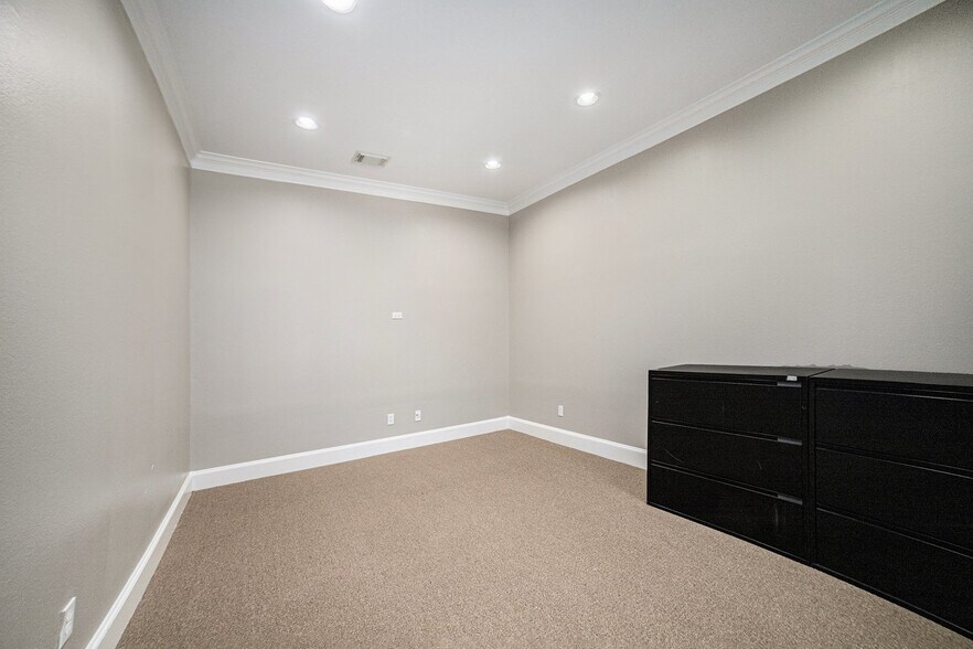 More Photos Of 25511 Budde Rd, The Woodlands Loft Creative Space For Sale