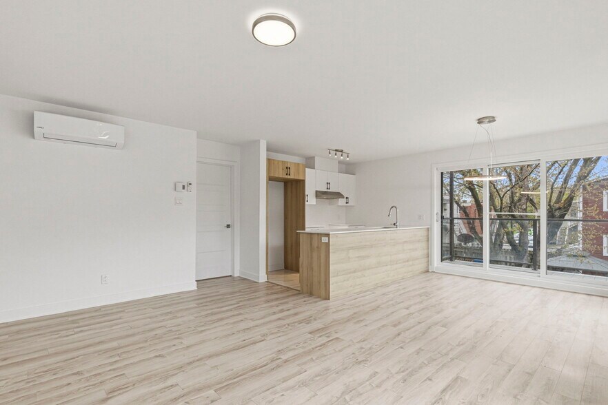 More Photos Of 1074 Ch Du Côteau-Rouge, Longueuil Apartments For Sale
