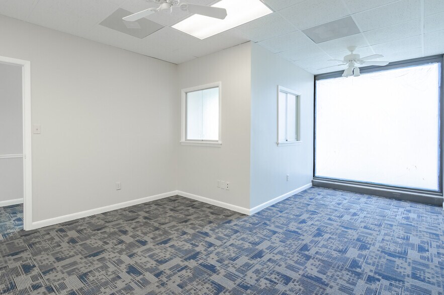 More Photos Of 811 Manatee Ave W, Bradenton Storefront Retail Office For Lease