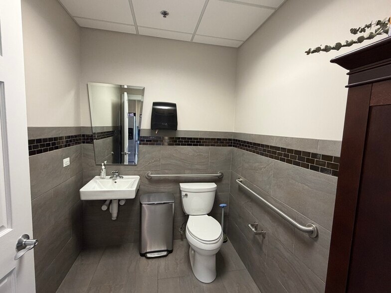 More Photos Of 15915 S Crystal Creek Dr, Homer Glen Office Residential For Sale