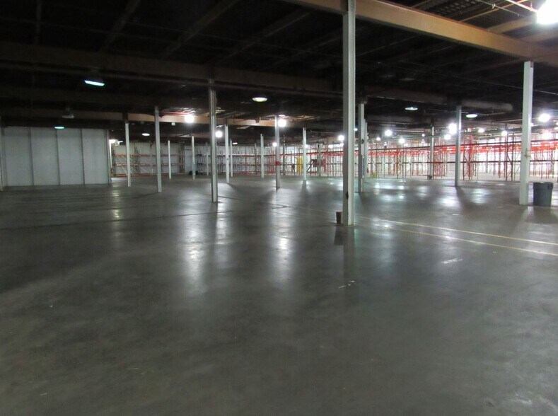 More Photos Of 146 W Country Club Rd, Hamer Manufacturing For Lease