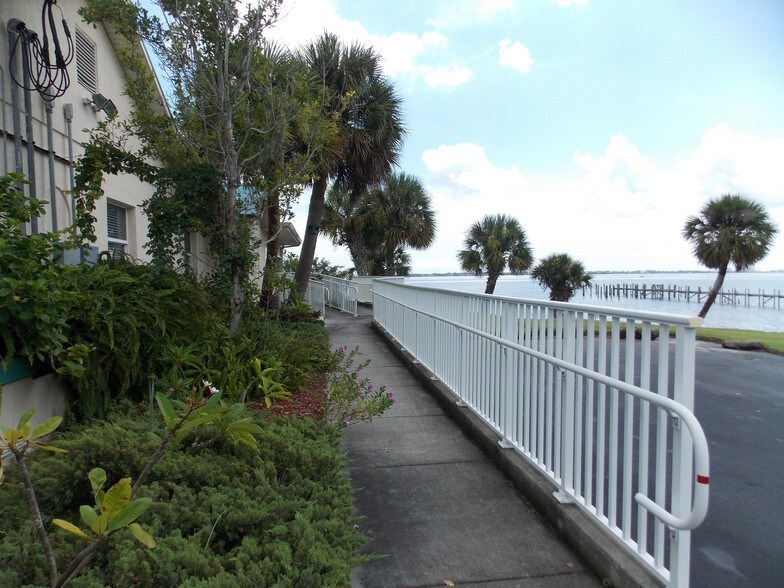 More Photos Of 2425 Pineapple Ave, Melbourne Office For Lease