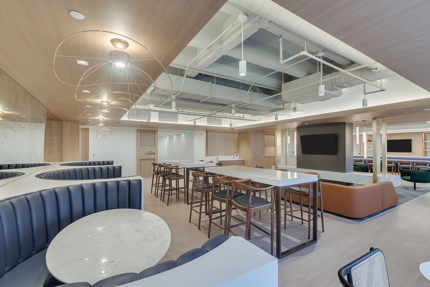 More Photos Of 5949 Sherry Ln, Dallas Office For Sale