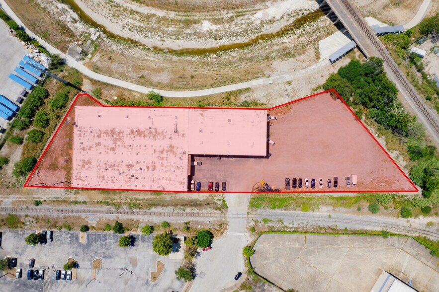 More Photos Of 414 Vera Cruz, San Antonio Warehouse For Lease
