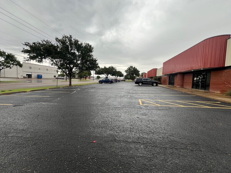 More Photos Of 6101 43rd St, Lubbock Storefront For Lease