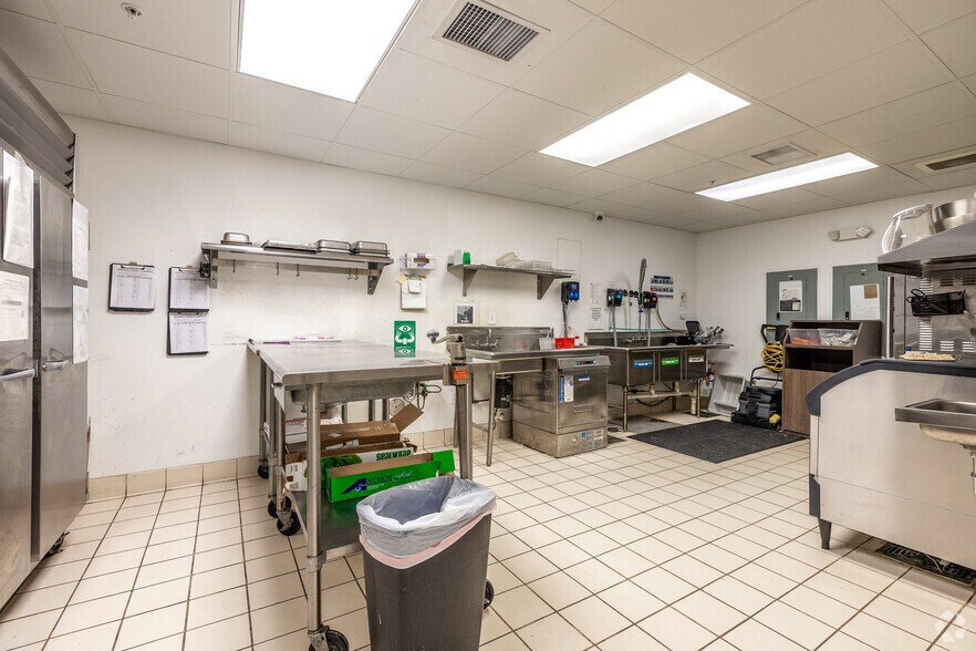 More Photos Of 4600 53rd St, Moline Hotel For Sale