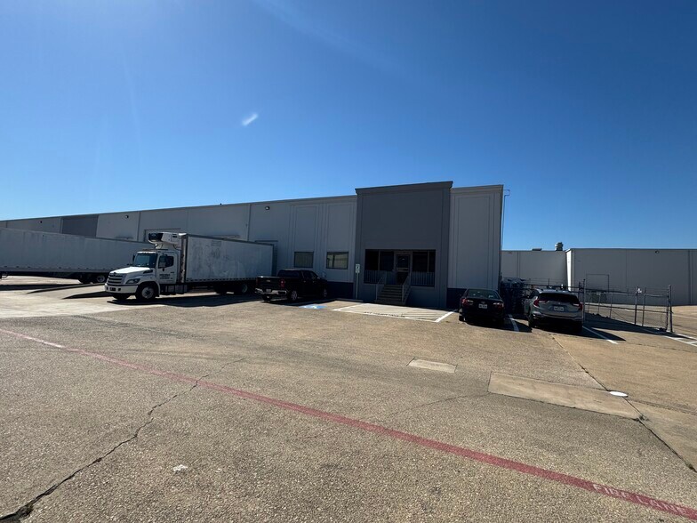 More Photos Of 1418-1424 Dunn Dr, Carrollton Distribution For Lease
