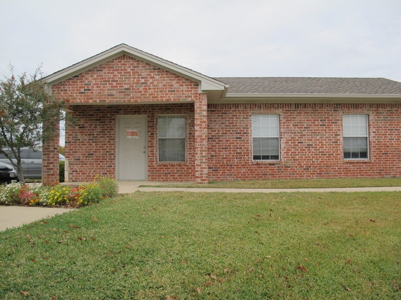 More Photos Of 1208 Bent Oaks Ct, Denton Office Residential For Sale