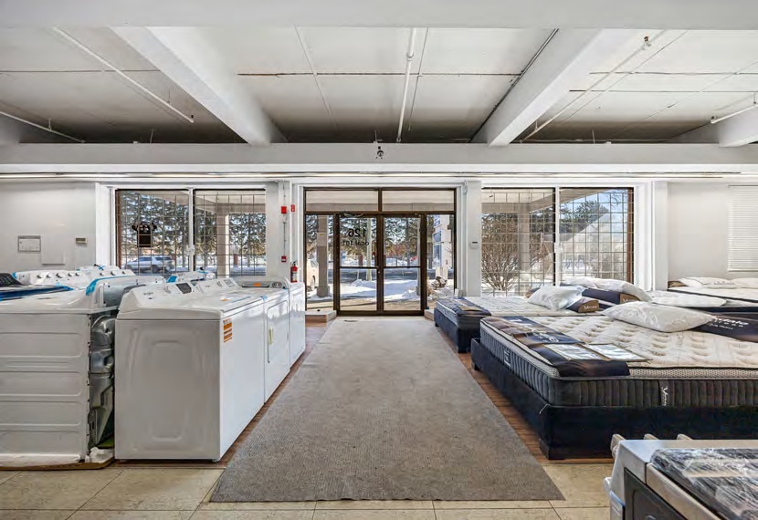 More Photos Of 126 Rue Jacques-Cartier N, St-Jean Storefront For Sale