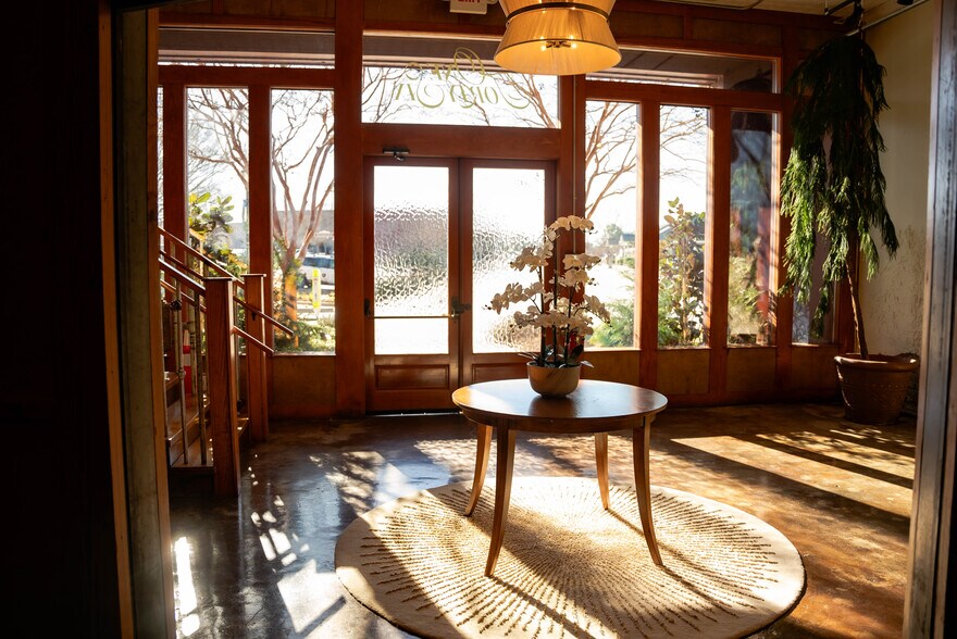 More Photos Of 146 Maxwell Ave, Greenwood Restaurant For Lease