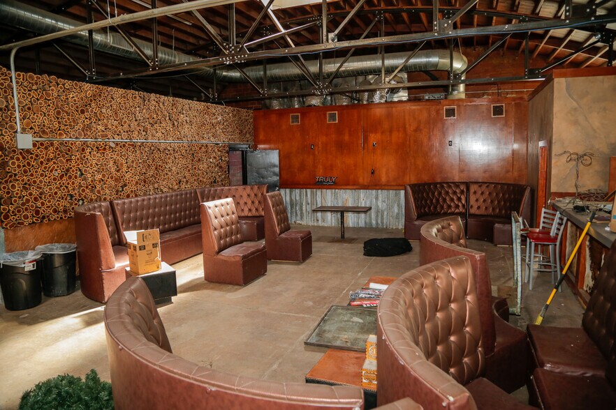More Photos Of 1928 Buddy Holly Ave, Lubbock Bar For Sale