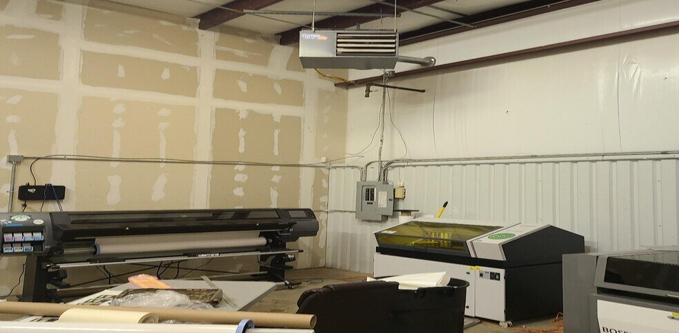 More Photos Of 3531-3547 MacDonnell Ave, Norman Warehouse For Lease