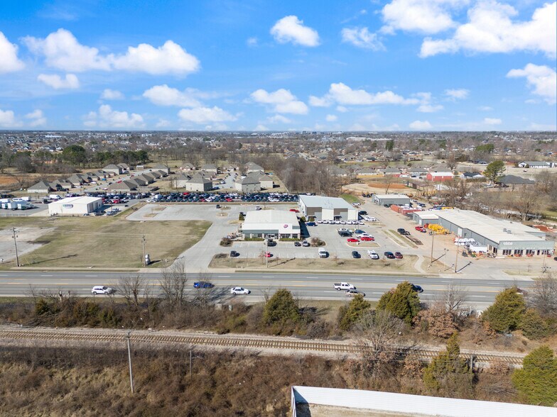 More Photos Of 2414 S 8th St, Rogers Freestanding For Lease