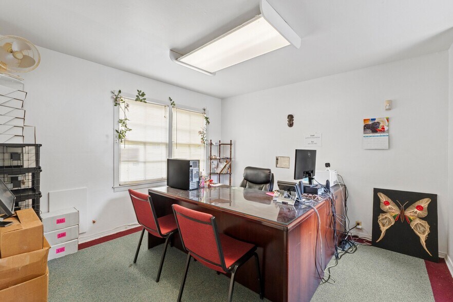 More Photos Of 2710 Manor Rd, Austin Office For Sale