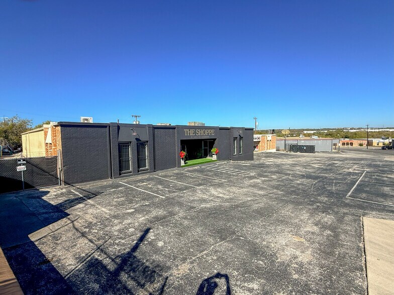 More Photos Of 12131-12137 Valliant St, San Antonio Showroom For Sale