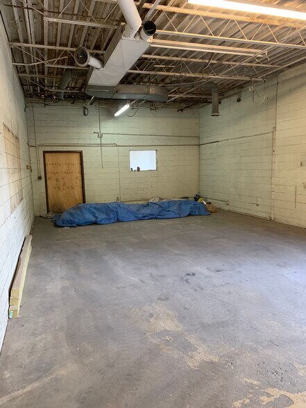 More Photos Of 70 Pitney Rd, Lancaster Warehouse For Lease