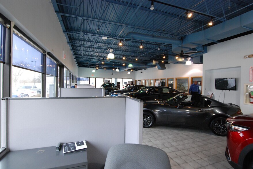 More Photos Of 1320 E Chicago St, Elgin Auto Dealership For Sale