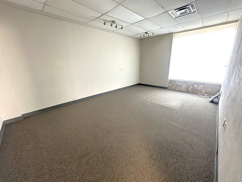 More Photos Of 5107 N Macarthur Blvd, Oklahoma City Freestanding For Lease