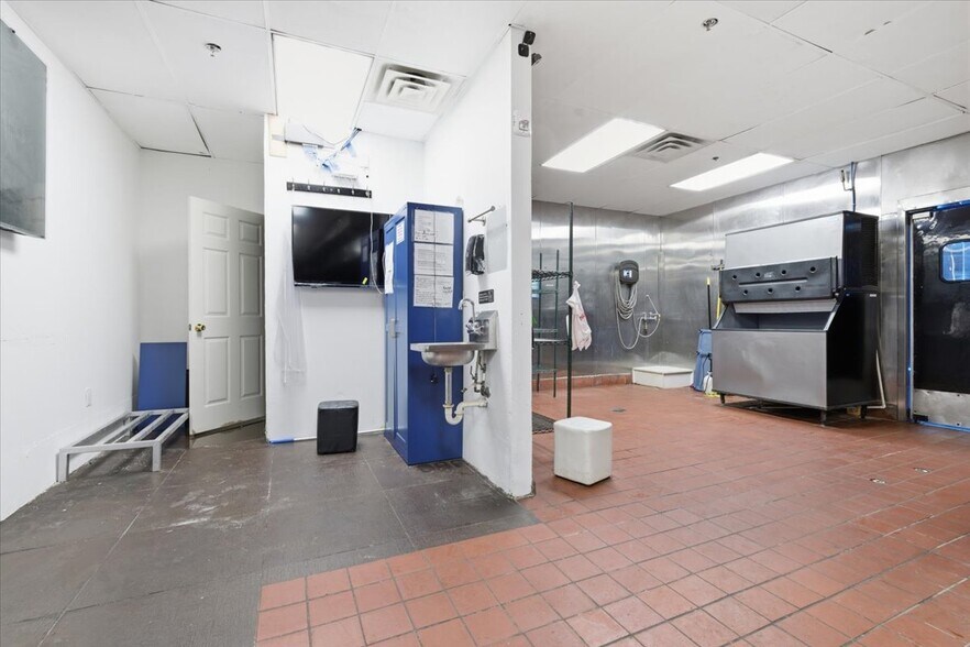 More Photos Of 2113 S Air Depot Blvd, Oklahoma City General Retail For Sale