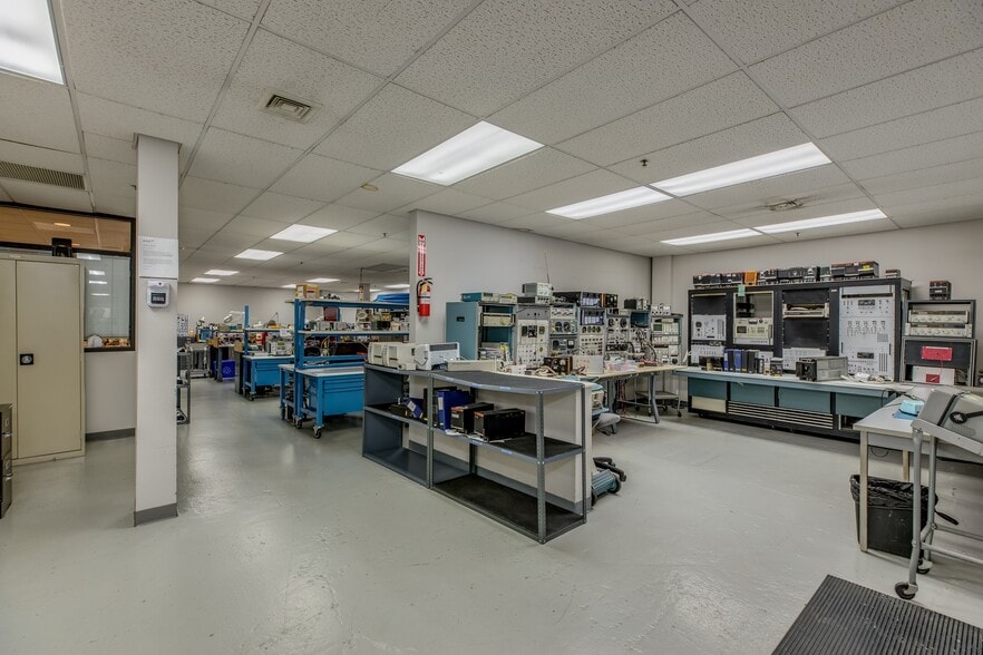 More Photos Of 210 Hanse Ave, Freeport Warehouse For Lease