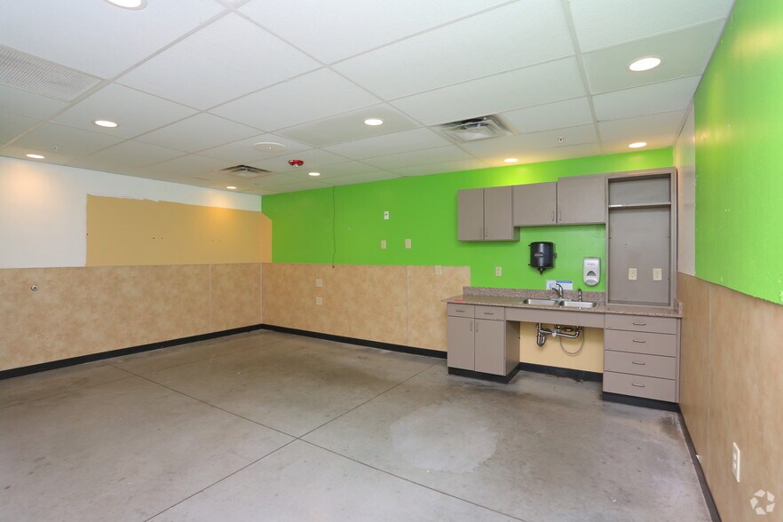 More Photos Of 3372 Canton Rd, Marietta Movie Theatre For Lease