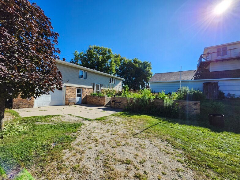 More Photos Of 17069 400th St, Leland Contractor Storage Yard For Sale
