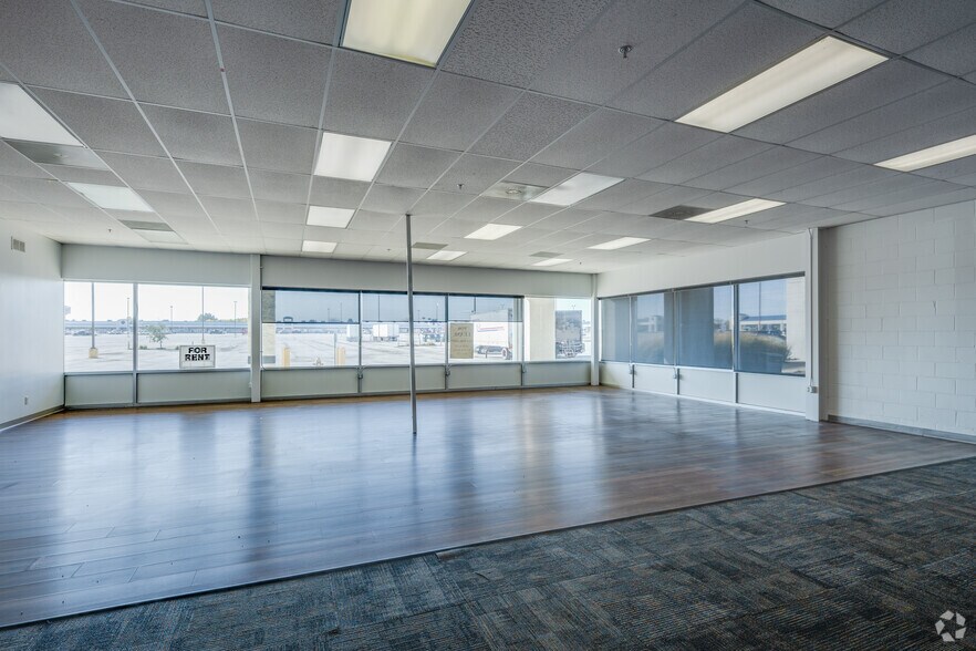 More Photos Of 310 Wylie Dr, Normal Unknown For Lease