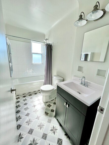 More Photos Of 832 King St W, Hamilton Apartments For Sale