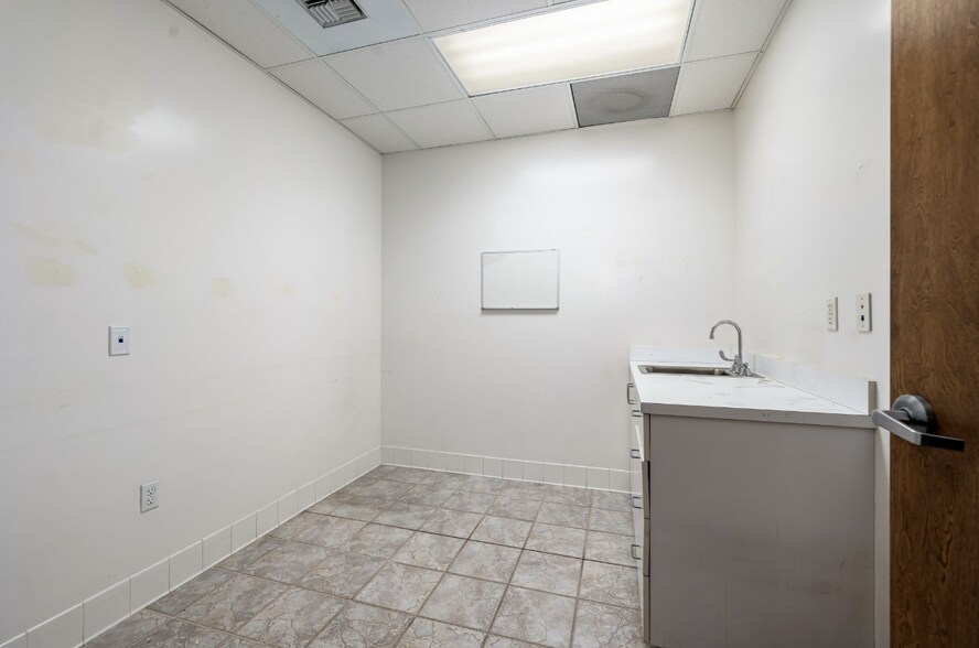 More Photos Of 72301 Country Club Dr, Rancho Mirage Medical For Lease