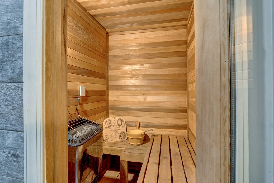 More Photos Of 271 N Front St, Wilmington General Retail For Sale