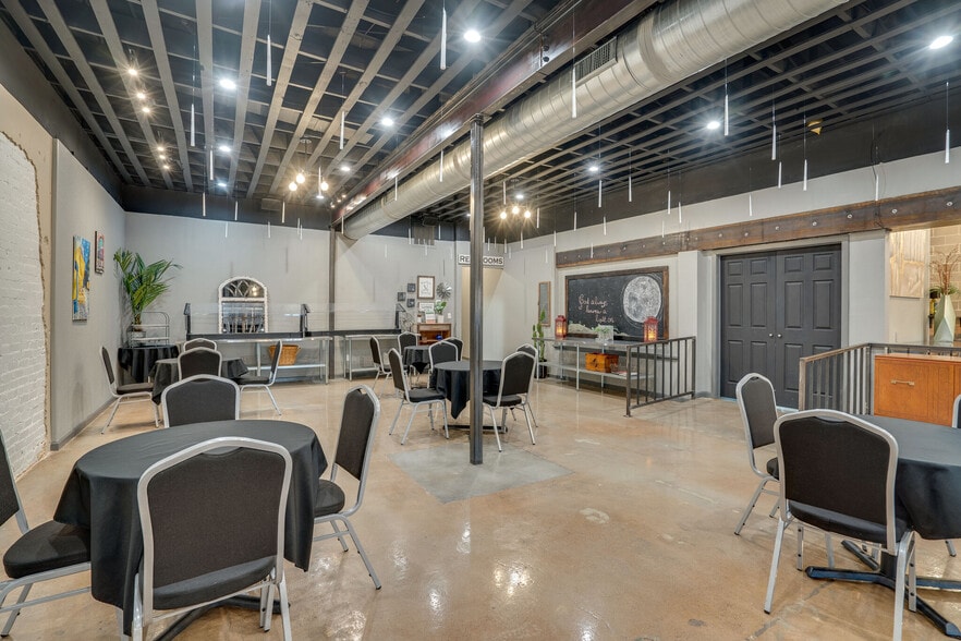 More Photos Of 109-111 S Main St, Irving Restaurant For Sale