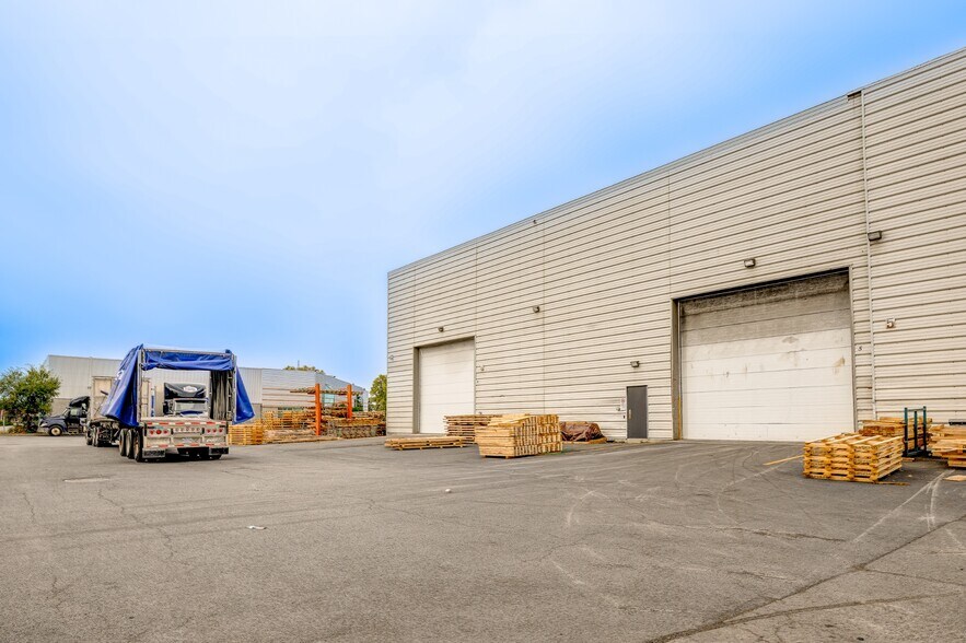 More Photos Of 20 Boul Hymus, Pointe-claire Warehouse For Lease