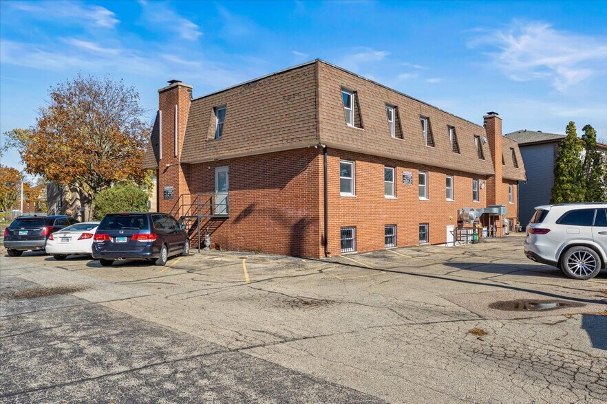 More Photos Of 918 Kimberly Dr, Dekalb Sorority Fraternity House For Sale