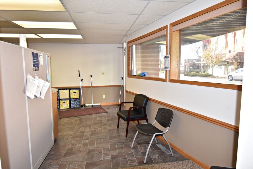 More Photos Of 14 E Charles St, Oelwein Office For Sale