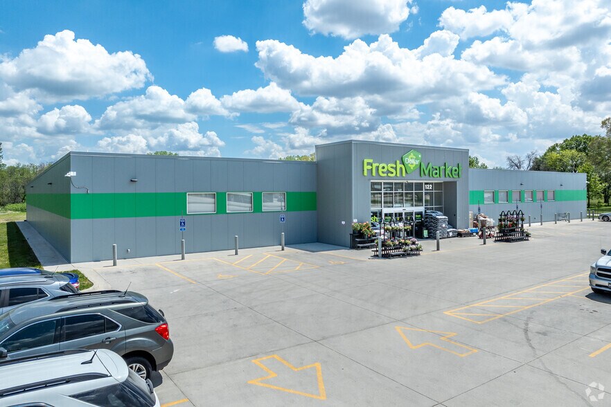 Primary Photo Of 122 N Main St, Monticello General Retail For Sale