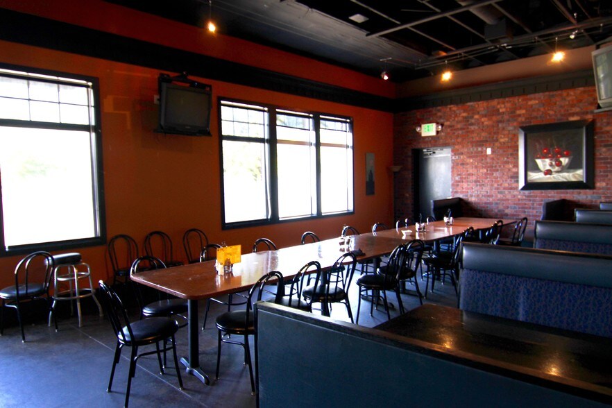 More Photos Of 8874 Bender Rd, Lynden General Retail For Lease