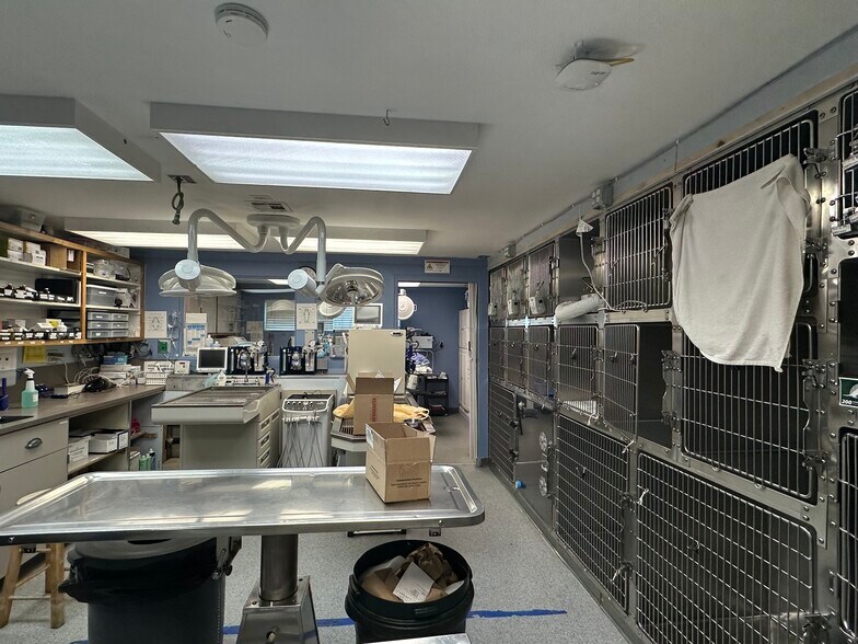More Photos Of 13018 Newcastle Way, Newcastle Veterinarian Kennel For Sale