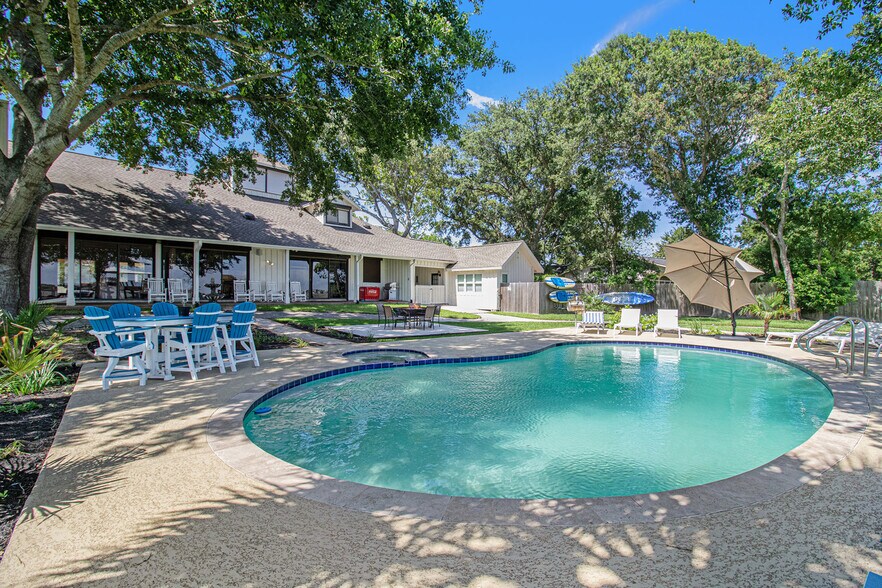 More Photos Of 3821 Nasa Pky, El Lago Lodge Meeting Hall For Sale