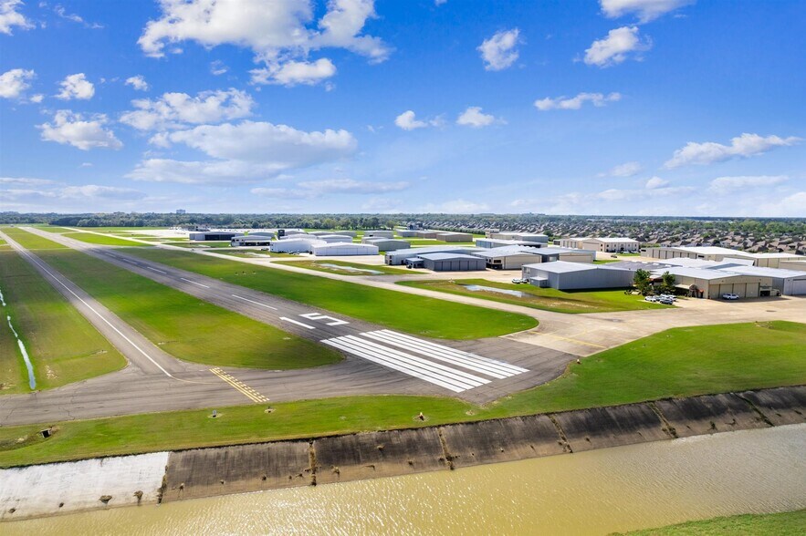 More Photos Of 18000 Groschke Rd, Houston Airplane Hangar For Sale
