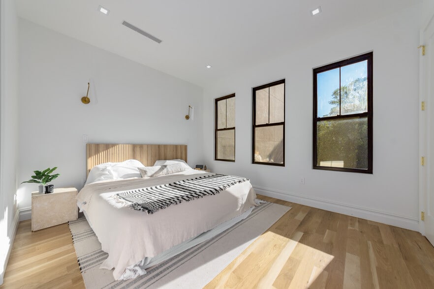 More Photos Of 16 Goodwin Pl, Brooklyn Multifamily For Sale