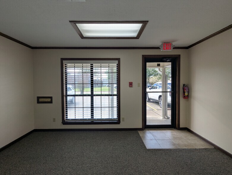 More Photos Of 8141 Gladys Ave, Beaumont Office For Lease