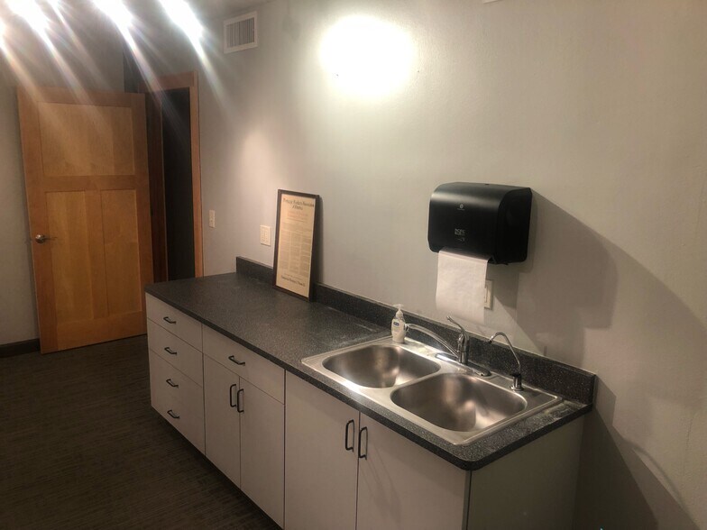 More Photos Of 115 7th St, Rockford Medical For Sale