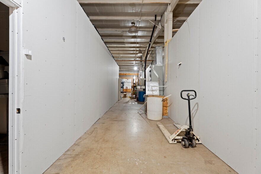 More Photos Of 57530 E Highway 59, Fairland Manufacturing For Sale