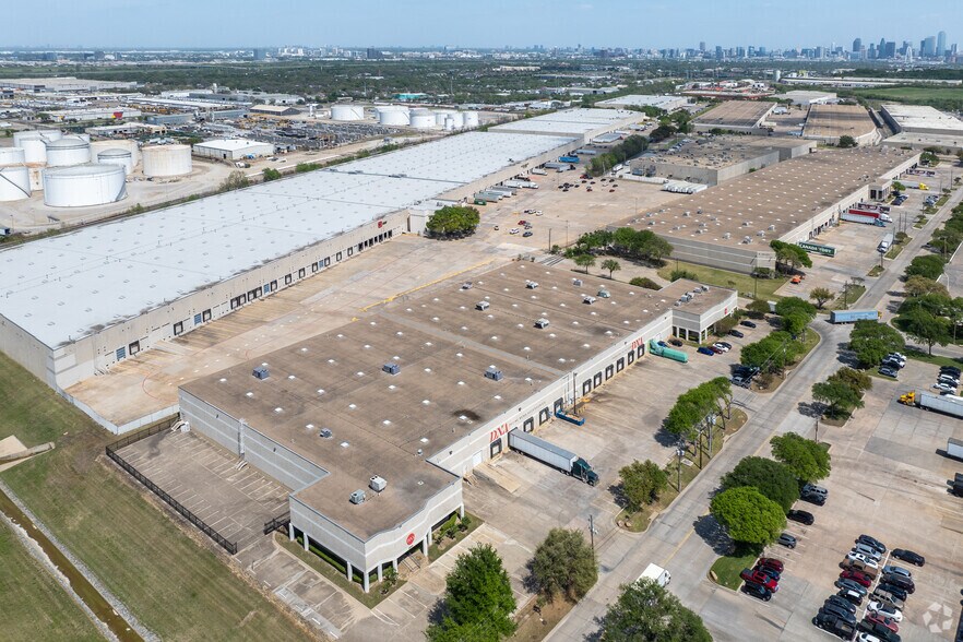 More Photos Of 3951 La Reunion Pky, Dallas Distribution For Lease