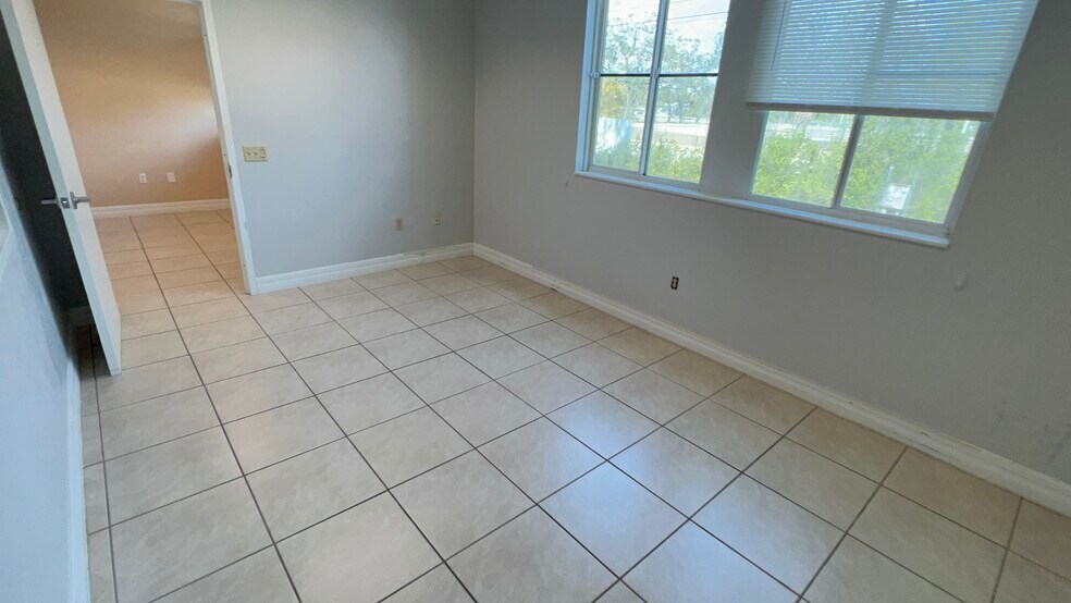 More Photos Of 4940 Bayline Dr, North Fort Myers Warehouse For Lease