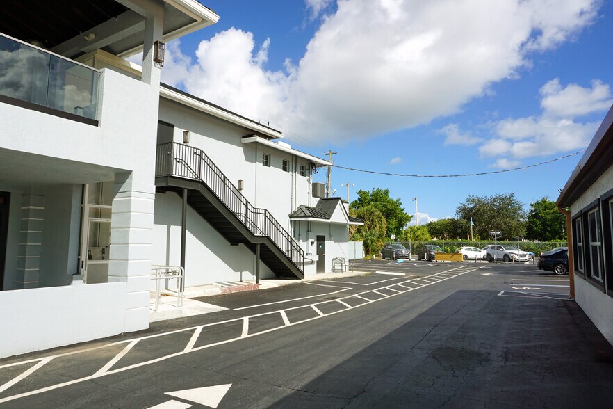 More Photos Of 2010 Wilton Dr, Wilton Manors Restaurant For Sale