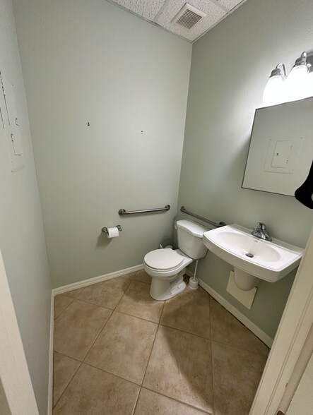 More Photos Of 501 Goodlette Rd N, Naples Office For Lease