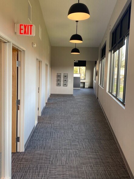 More Photos Of 735 E Clarendon St, Gladstone Office For Sale