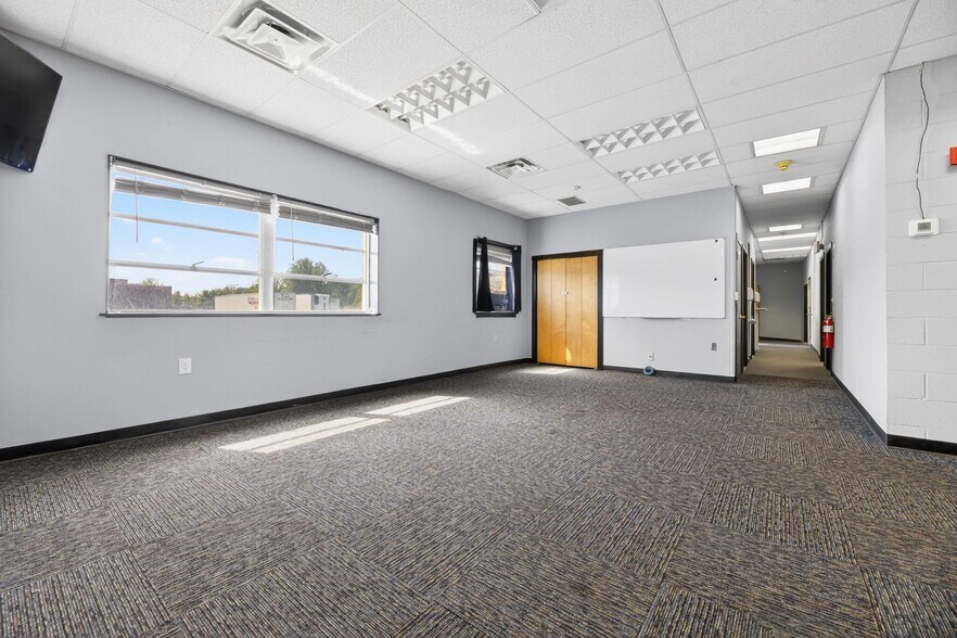 More Photos Of 1320 Eddie Dowling Hwy, Lincoln Showroom For Sale