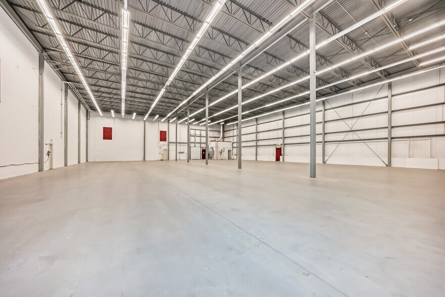 More Photos Of 16 Commercial Dr, Calgary Warehouse For Lease